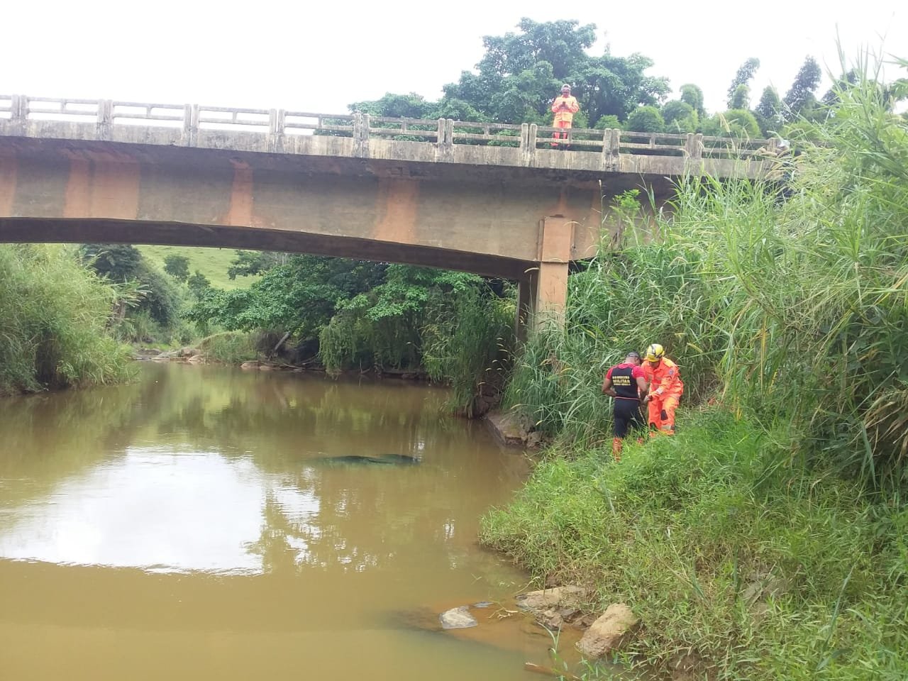 Portal Capara Carro Cai Da Ponte Sobre O Rio Matip Na Br